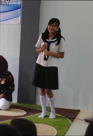 インドネシアの女子高生 セーラー服 日本の歌を熱唱中